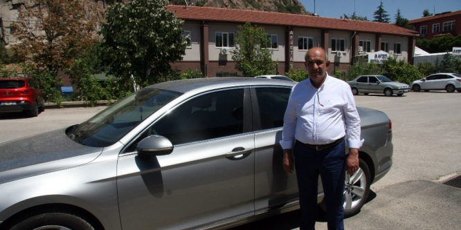 Kırmızı ışıkta bekleyen otomobile mermi isabet etti