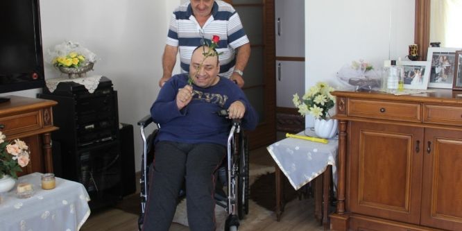 Engelli oğluna 44 yıldır özenle bakıyor
