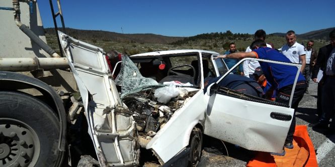 Arıza yapan beton mikserine otomobil çarptı: 1 ölü