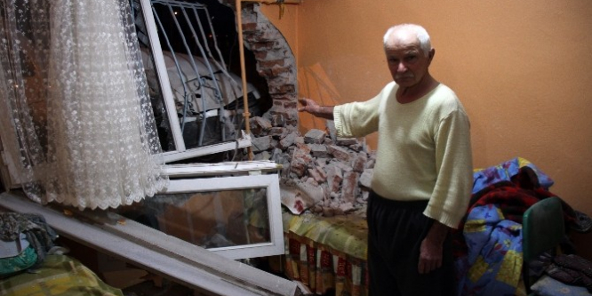 Ekmek aracı eve daldı, yaşlı çift duvarın altında kaldı