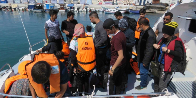 Denizde motorları bozulan mültecileri sahil güvenlik kurtardı