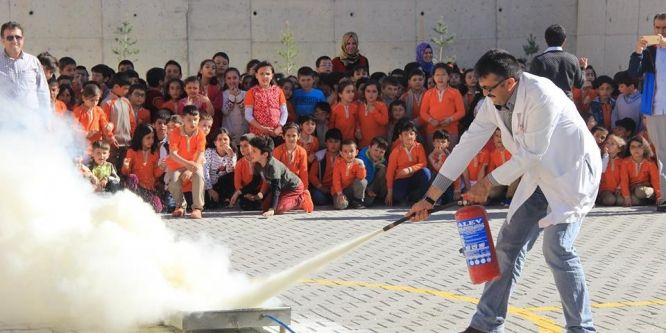 Öğrencilere yangınların çıkış nedeni ve müdahale teknikleri anlatıldı