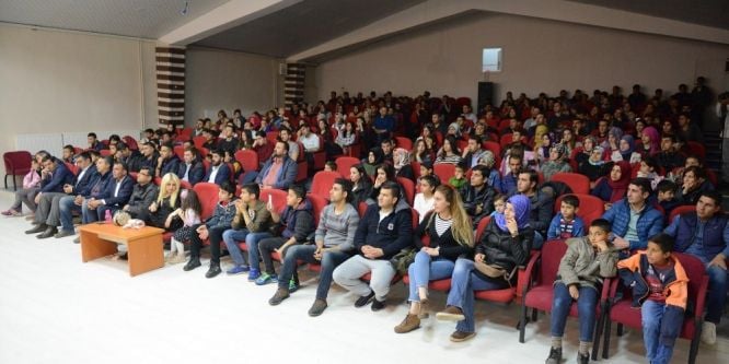 Eruhluların tiyatro keyfi sürüyor
