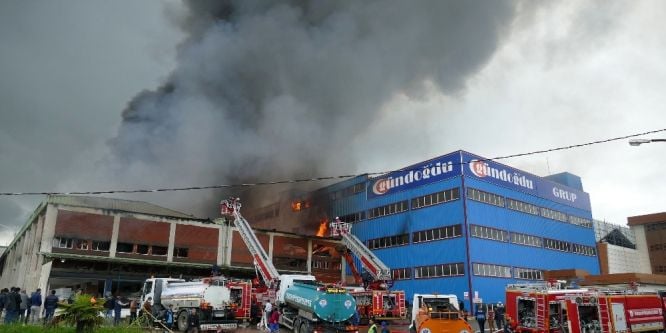 Mobilya fabrikasındaki yangın kontrol altına alındı