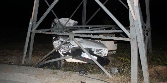 Hurdaya dönen araçtan sağ olarak kurtuldu