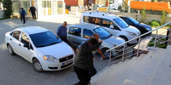 Sahte kimlikle telefon almak isterken yakalandı