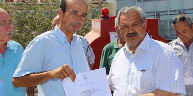 Burhaniye’de kırsal mahallelere tanker dağıtıldı