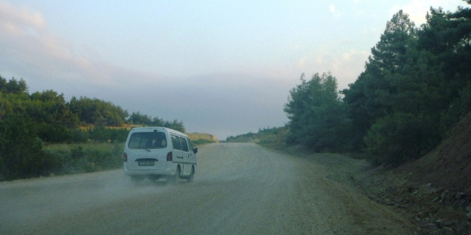 Deresakarı köylüleri yollarının asfalt olmasını istiyor