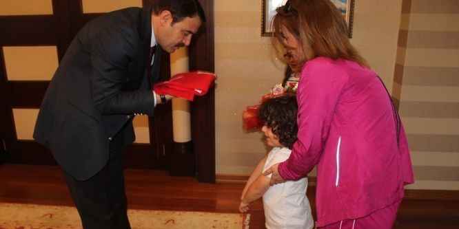 Vali Işın sporcuları makamında ağırladı