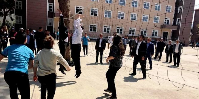 AK Parti’li Aydemir öğrencilerle voleybol oynadı