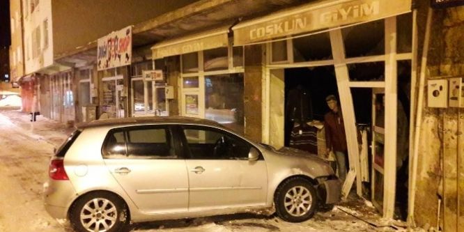 Buzda kayan otomobil iş yerine girdi
