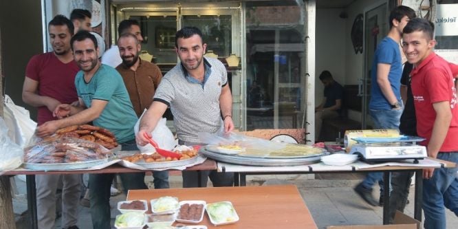 Silopi’de işlek caddelerde çiğköfte ve tatlı satışı