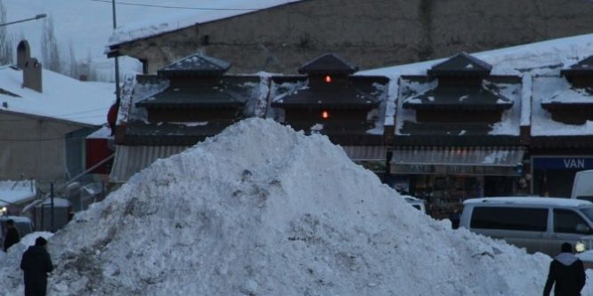Başkale’de kar temizleme çalışması yapılıyor