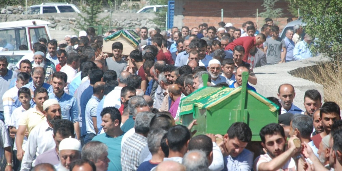 Bayram tatili yolculuğunda ölen çift toprağa verildi