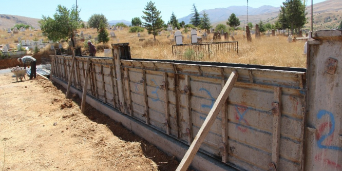 Mezarlık Duvar Yapım Çalışmaları Devam Ediyor
