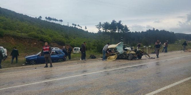 Bursa’da midibüs ile otomobil çarpıştı!