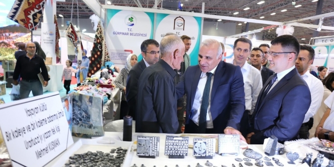 Vali Zorluoğlu Gürpınar standını ziyaret etti