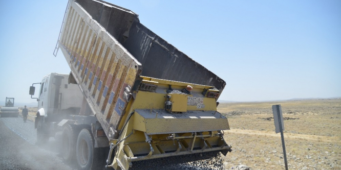 Ergani’de 12 kırsal mahallenin yolları yenilendi