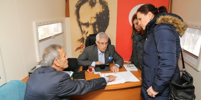 Karavanıyla mahalle mahalle geziyor