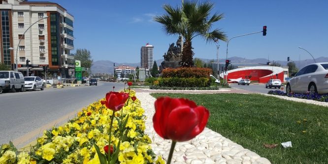 Alaşehir parkları yeşilleniyor
