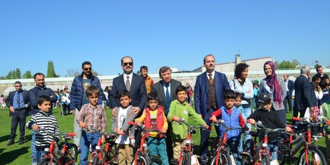 Yalova’da öğrencilere bisiklet dağıtıldı