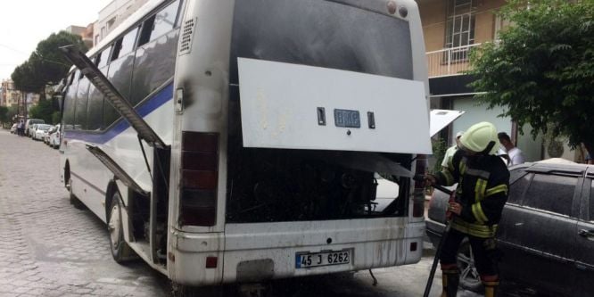 Seyir halindeki işçi servisi alev aldı