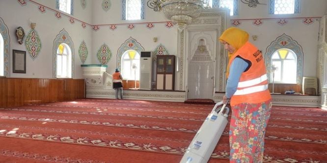 Suluova’daki camilerde Ramazan temizliği