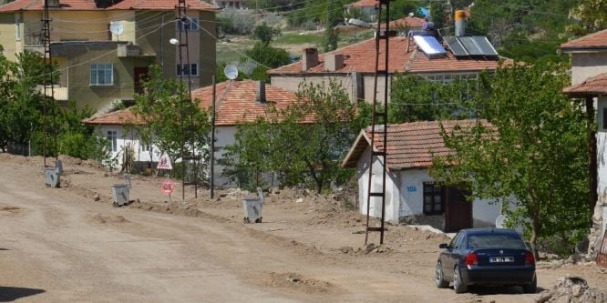 Elektrik direkleri başkentin yoluna engel oldu