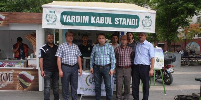 İHH’dan yardım kampanyası için stant