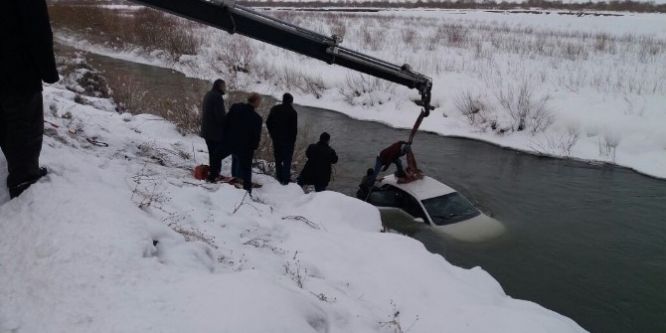 Otomobil nehre uçtu