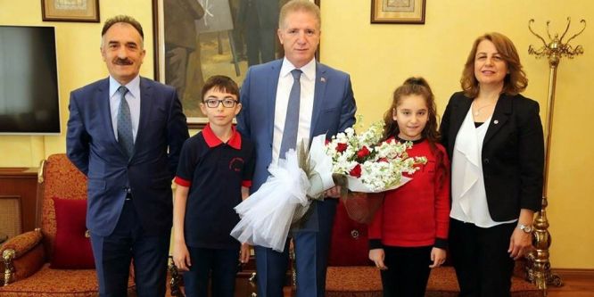 Öğrencilerden Vali Gül’e 23 Nisan ziyareti