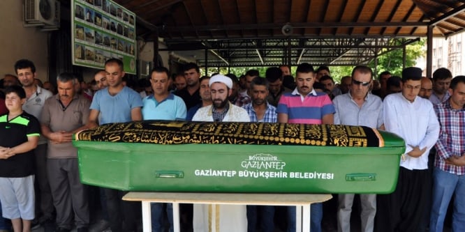 Oğlunu korumak isterken vurulan baba toprağa verildi