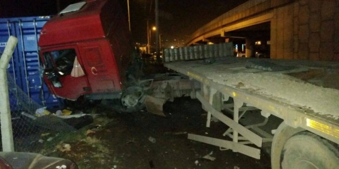 Bariyerlere çarpan tırın sürücüsü yaralandı