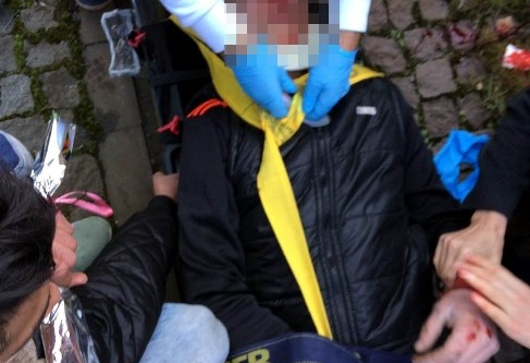 Tel örgünün üzerinden atladı... Tramvay çarptı