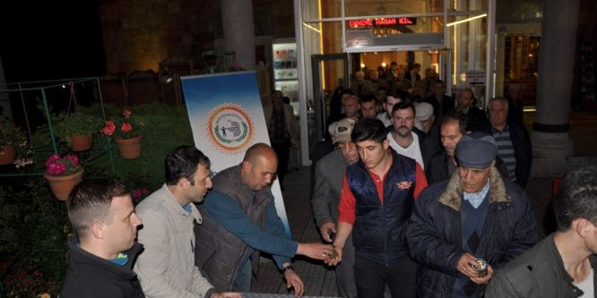 Belediye'den teravih sonrasında limonata ikramı