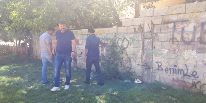 Kavgaya giden polisler uyuşturucu düzenekleriyle karşılaştı