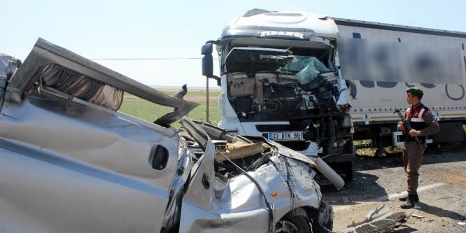 Şeritten çıkan kamyonet TIR'a çarptı: 1 ölü, 1 yaralı