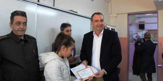 Ayvalık’ta yarıyıl karnesi heyecanı yaşandı