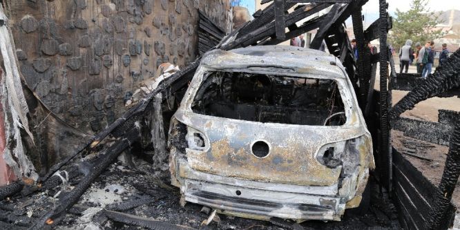 Sigara izmariti lüks aracı küle çevirdi!