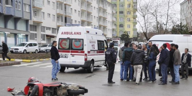 Otomobilin çarptığı motosiklet sürücüsü yaralandı