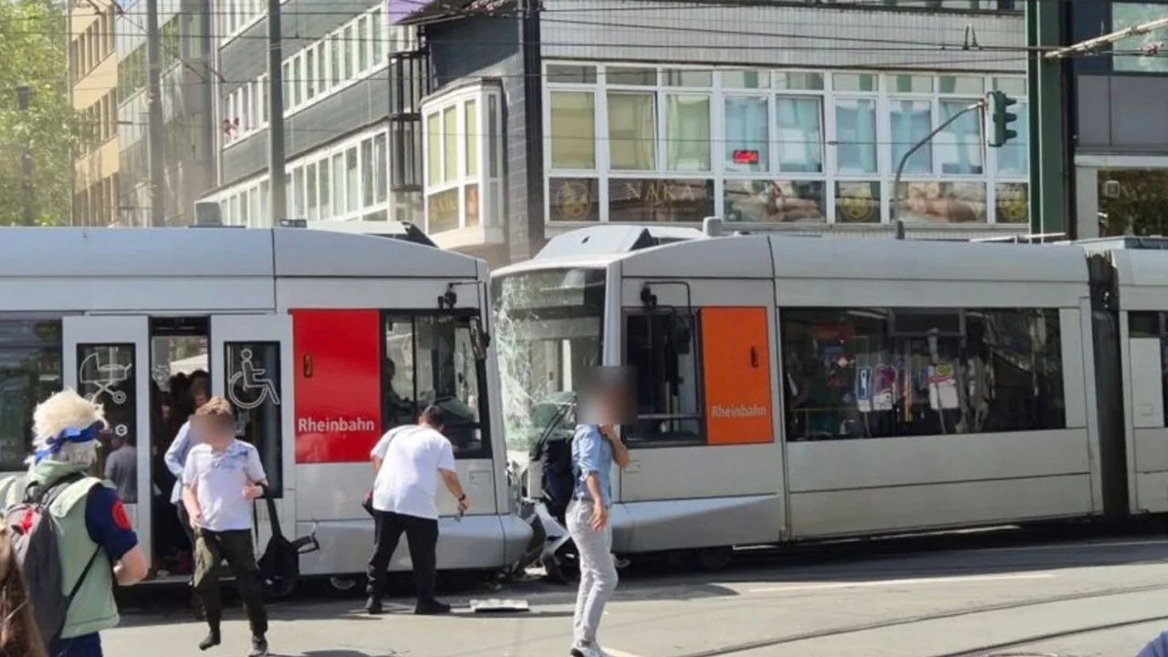 5’i ağır 27 kişi yaralı! İki tramvay çarpıştı