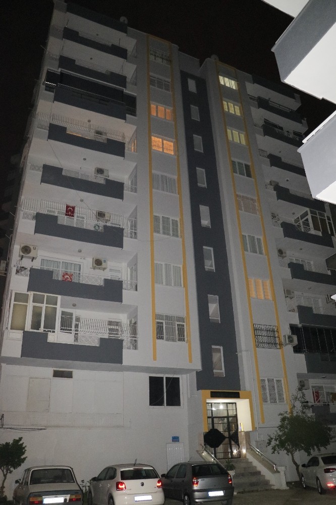 5’inci kattan düşen genç kız ağır yaralandı 
