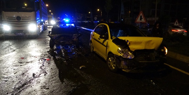 6 araç birbirine girdi: 2 yaralı