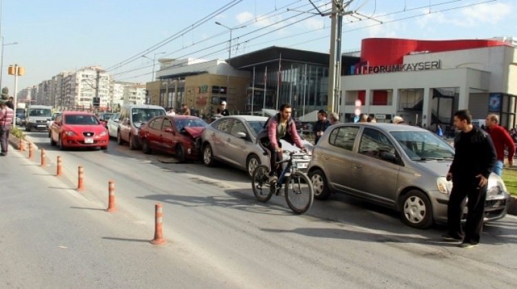 6 araç birbirine girdi