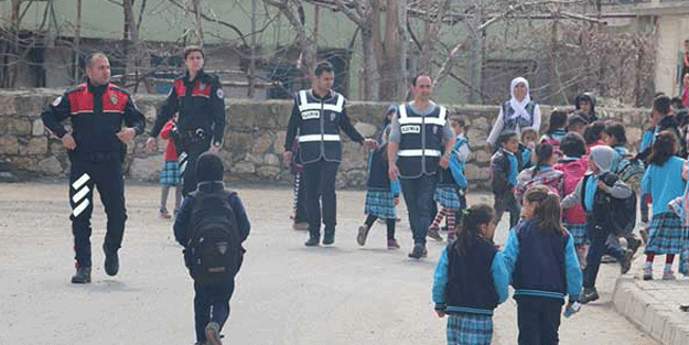 6 bin polis katıldı, 4 bin 783 okul ablukaya alındı! Giriş çıkışlar kapatıldı… Çıkanlar şoke etti!