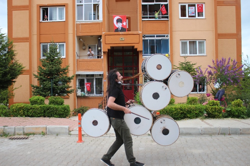6 davulu aynı anda çalıp, 23 Nisan coşkusu yaşattı 
