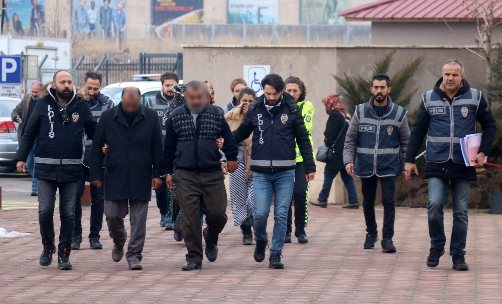 6 ilde aranırken Sivas’ta yakayı ele verdiler 