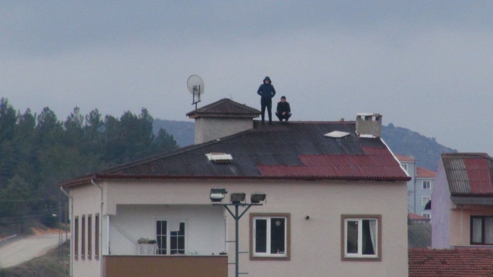 6 katlı apartmanın çatısından tribündeymiş gibi maç seyrettiler 