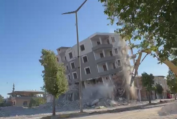 6 katlı bina böyle yerle bir oldu