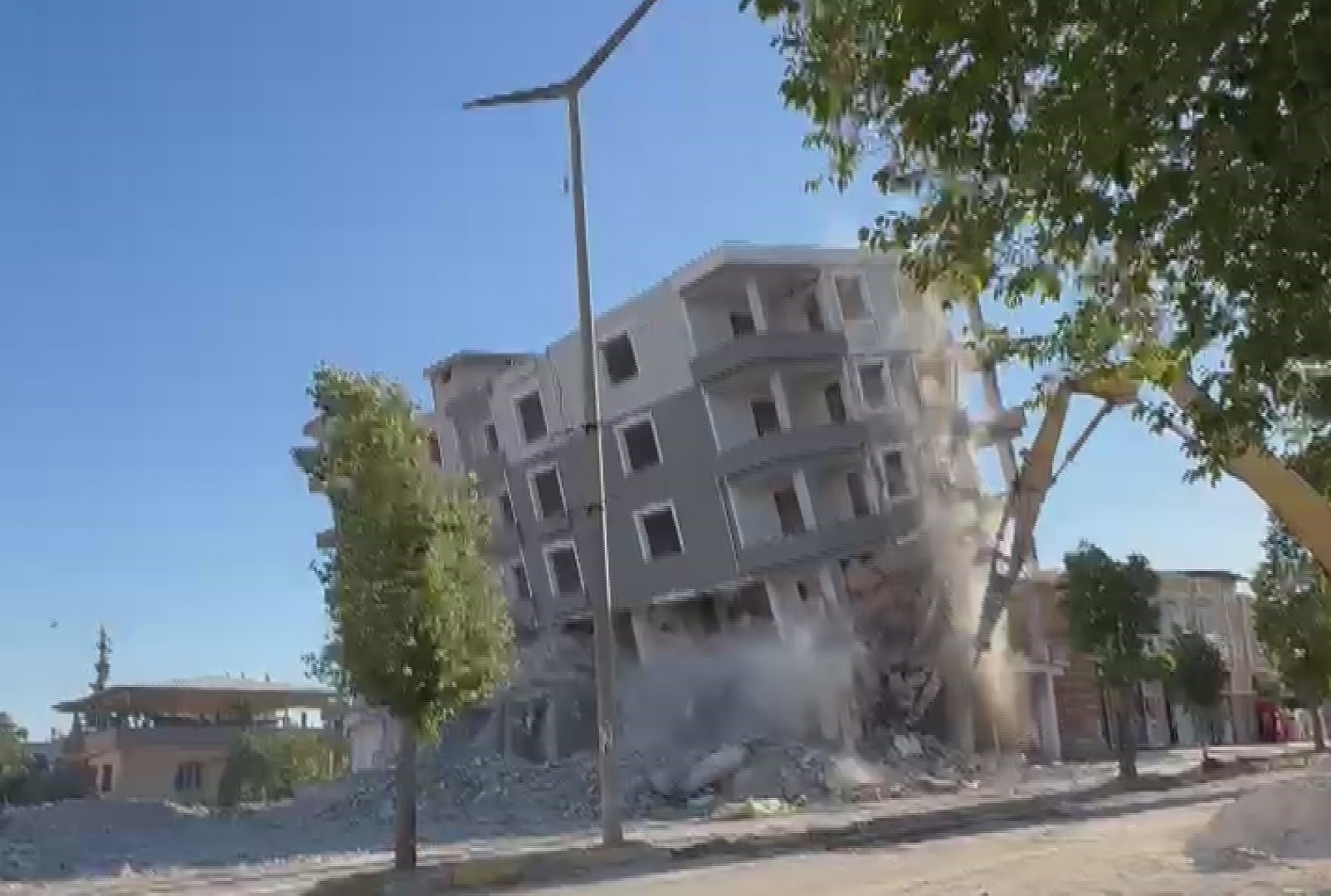 6 katlı bina böyle yıkıldı